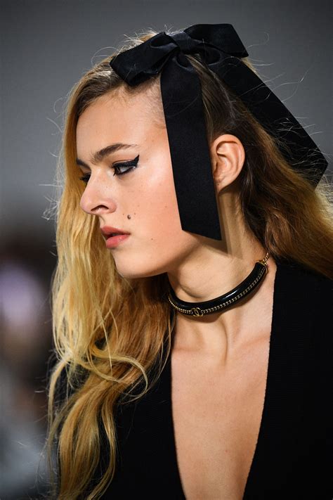 Fiocchi per capelli: alla sfilata Chanel l'accessorio perfetto per 